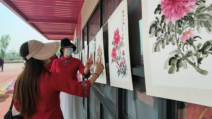 棗莊：臺(tái)兒莊小季河畔劉同林牡丹作品展溫情啟幕 共繪母親節(jié)最美畫卷